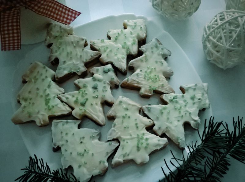 Choinki z białą polewą czekoladową 