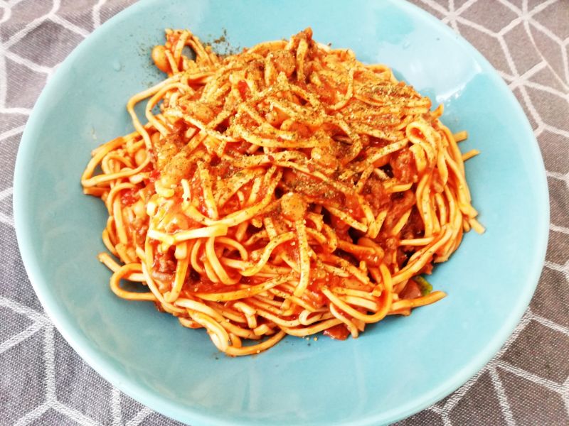 Chow mein z chili con carne z białą fasolą