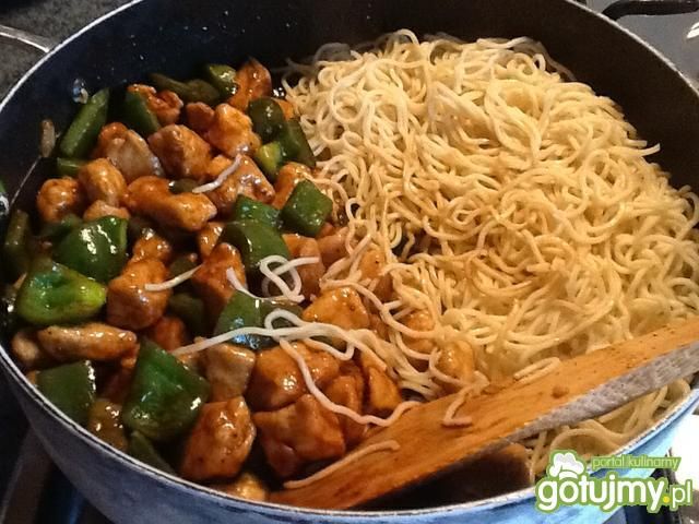 Chow mein z kurczakiem i papryką Chow mein z kurczakiem i papryką