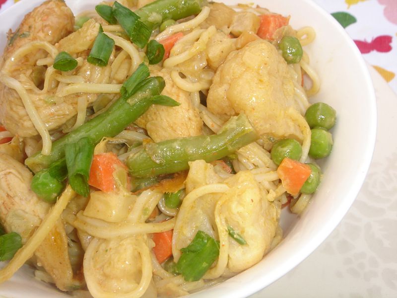 Chow mein z kurczakiem i warzywami  Chow mein z kurczakiem i warzywami