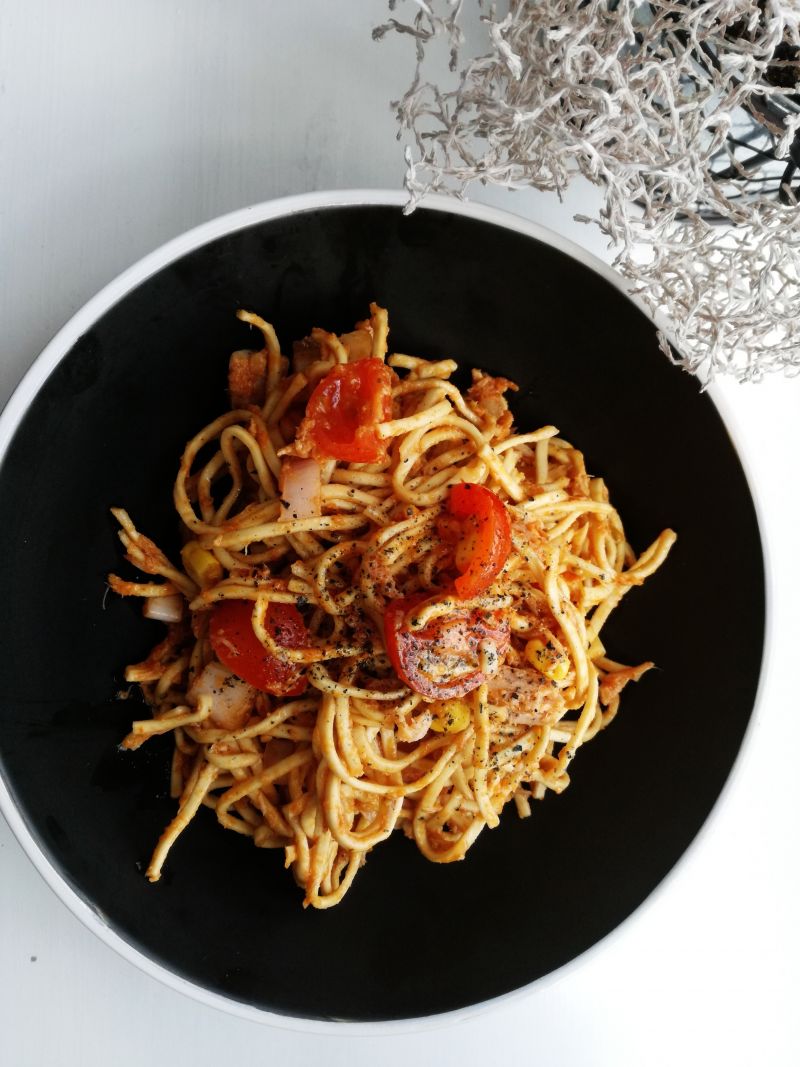 Chow Mein z tuńczykiem i pomidorkami Chow Mein z tuńczykiem i pomidorkami