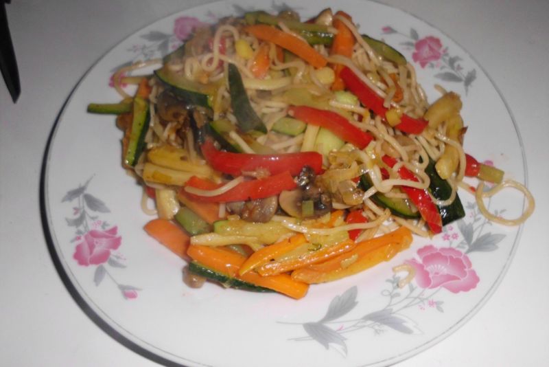 Chow mein z warzywami Chow mein z warzywami