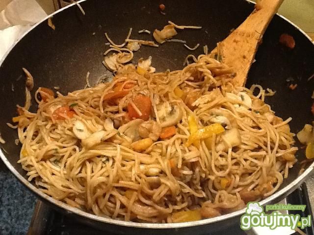 Chow Mein z warzywami i krewetkami  Chow Mein z warzywami i krewetkami