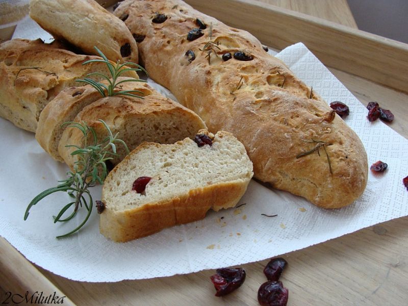 Chrupiąca ciabata z żurawiną i rozmarynem Chrupiąca ciabata z żurawiną i rozmarynem