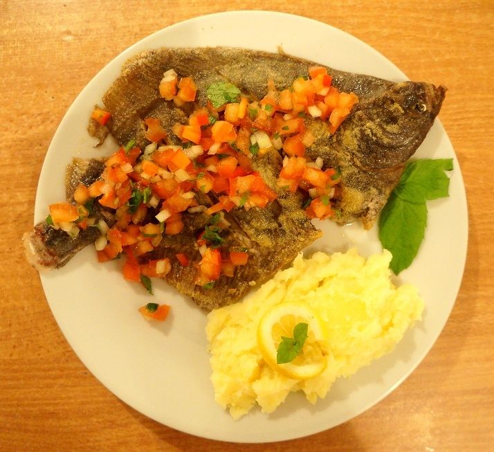 Chrupiąca flądra z salsą i puree cytrynowym Chrupiąca flądra z salsą i puree cytrynowym