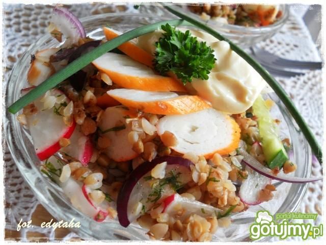 Chrupiąca sałatka gryczana z surimi