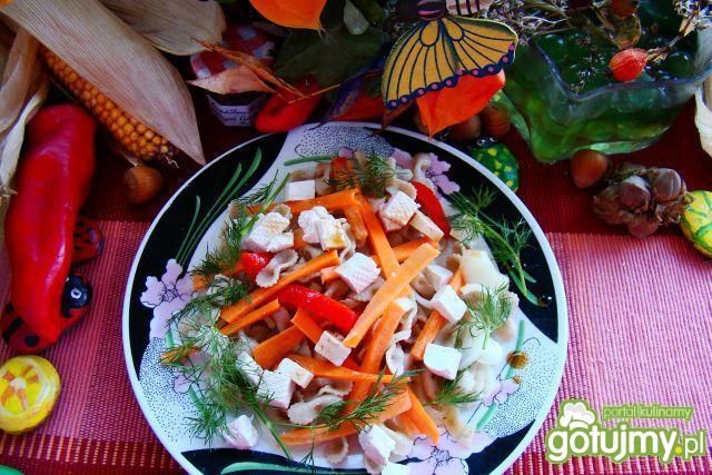 Chrupiąca sałatka marchewkowo-makaronowa