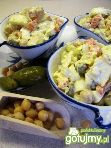 Chrupiąca sałatka z ciecierzycą Chrupiąca sałatka z ciecierzycą