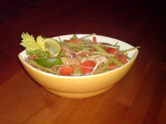 chrupiąca sałatka z pieczonym kurczakiem