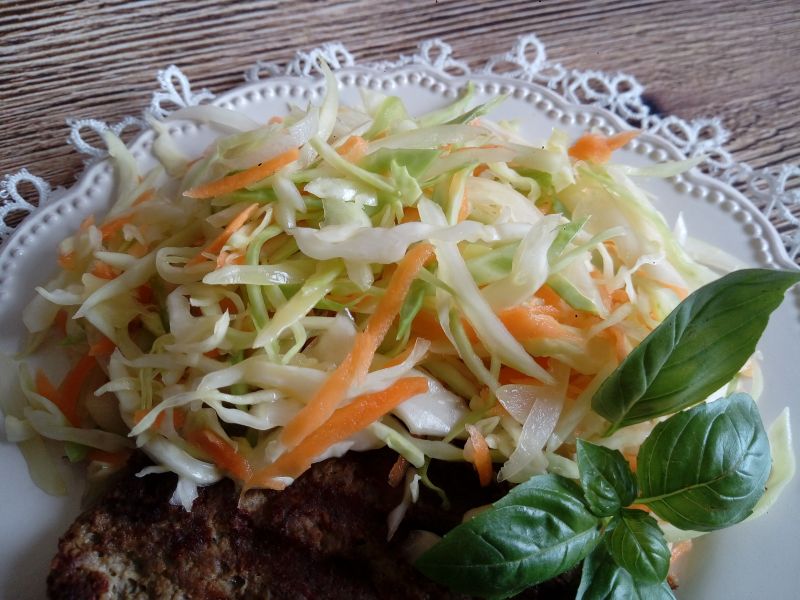 Chrupiąca surówka z białej kapusty