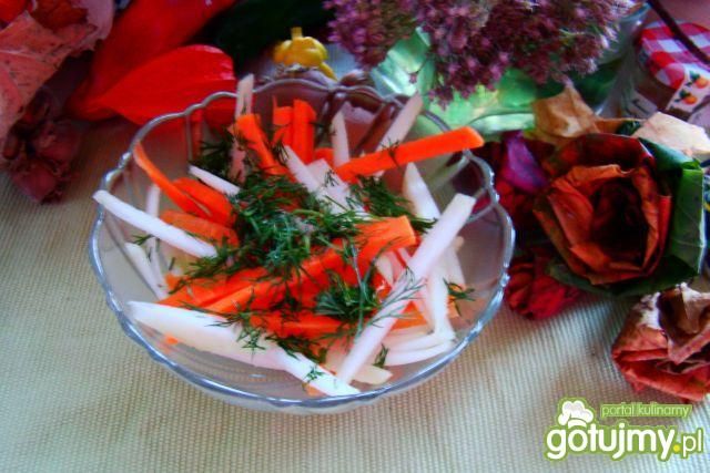 Chrupiąca surówka z kalarepy i marchewki