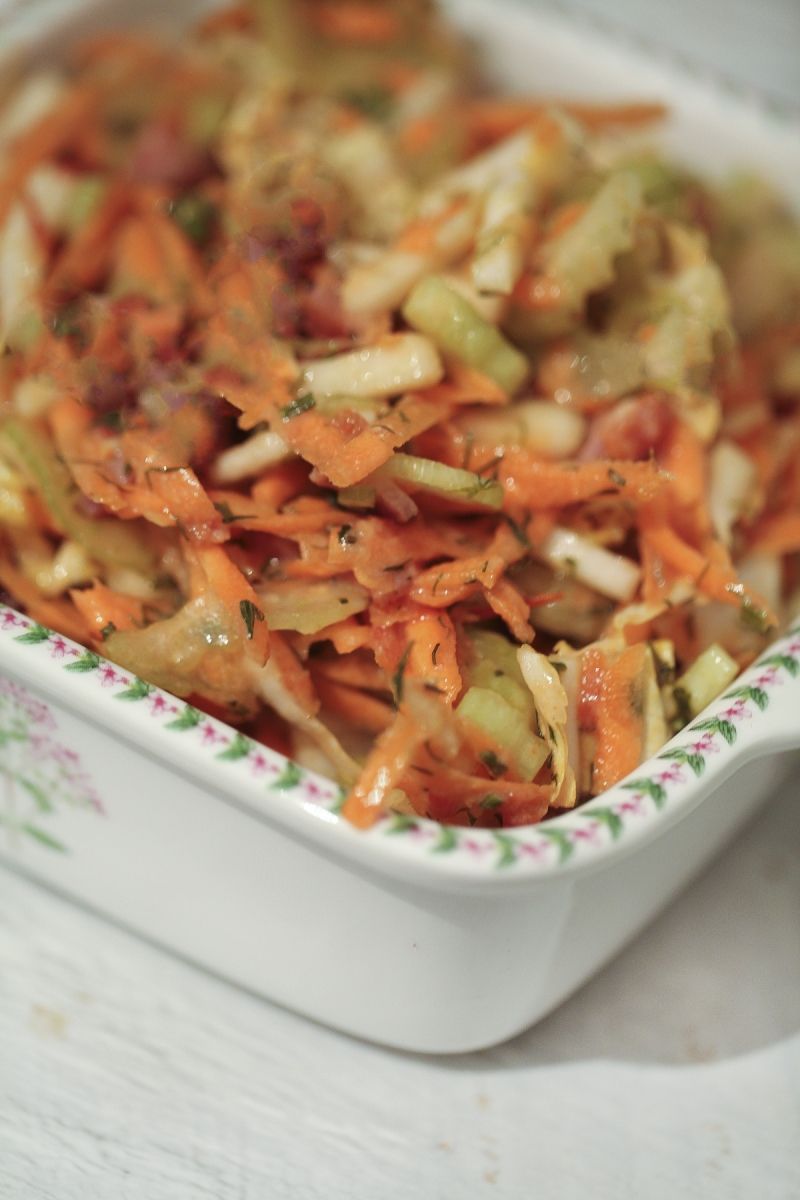 Chrupiąca surówka z sosem koperkowym Chrupiąca surówka z sosem koperkowym