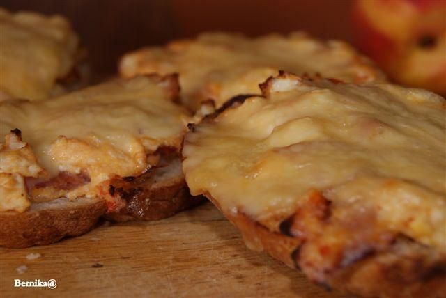 Chrupiace bułki zapiekane z jajecznicą 