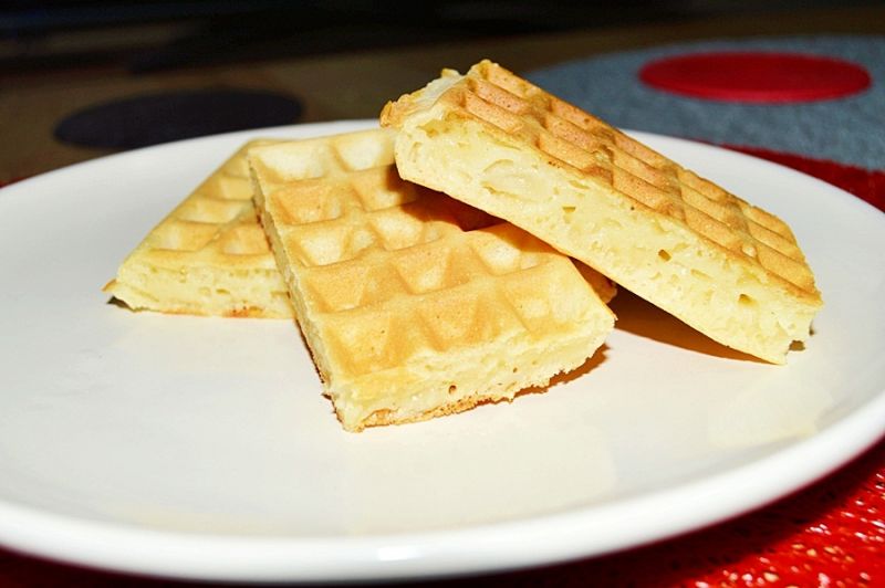 Chrupiące gofry z jabłkami