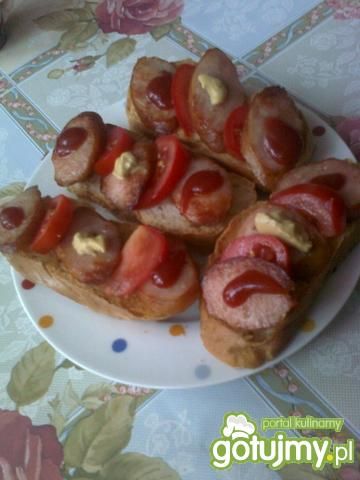 Chrupiące grzanki z kiełbasą