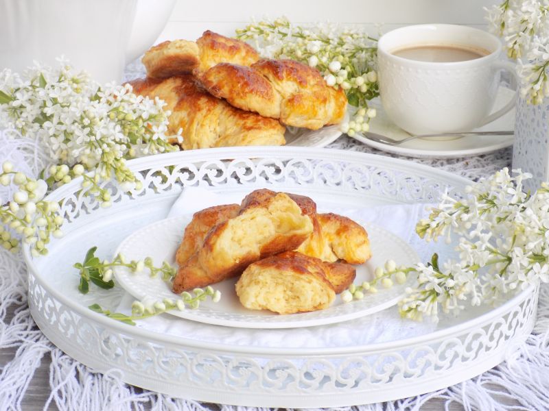 Chrupiące, maślane i rumiane croissanty 