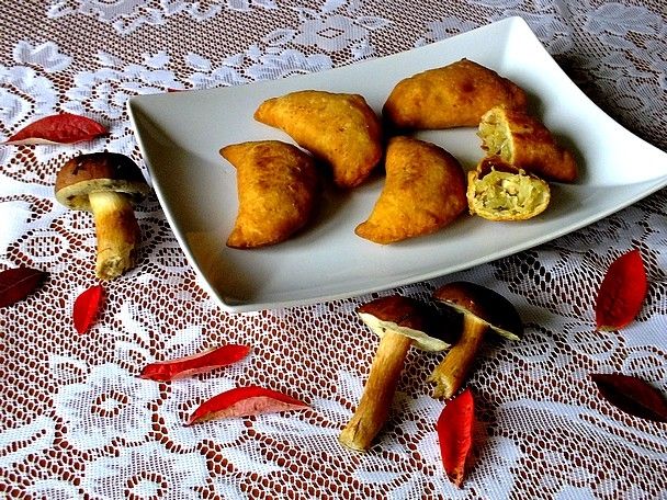 Chrupiące pierogi z maślakami-kapustą