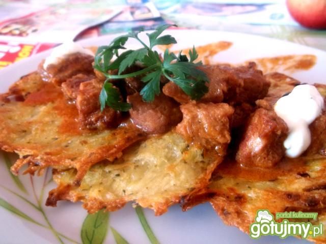 Chrupiące placki ziemniaczane z sosem Chrupiące placki ziemniaczane z sosem