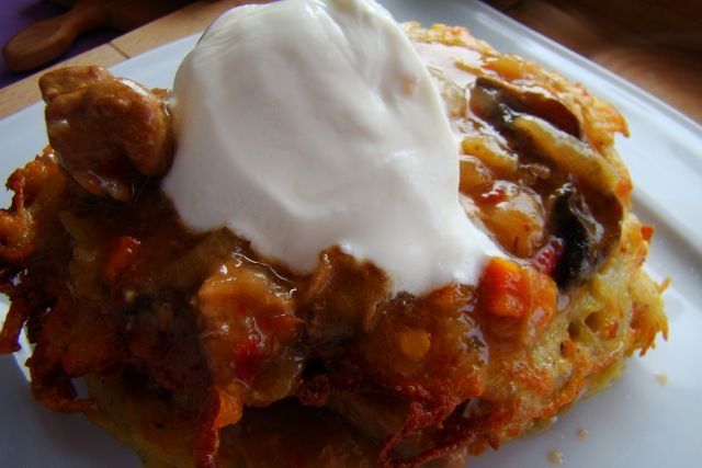 Chrupiące placuszki z gulaszem  Chrupiące placuszki z gulaszem