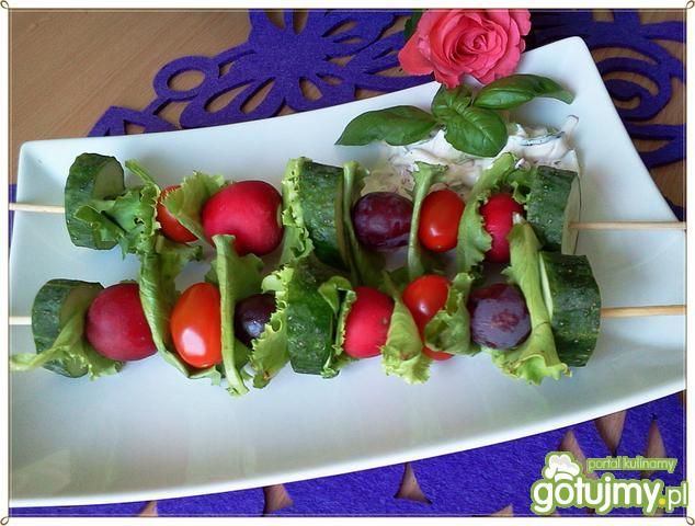 Chrupiące szaszłyki z warzywnym dipem