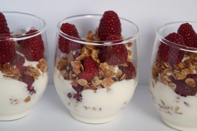 Chrupiący deser jogurtowy z malinami
