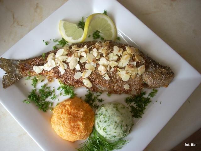 Chrupiący pstrąg z migdałami 