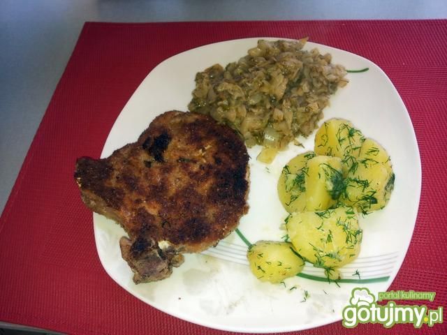 Chrupiący schabowy z młodą kapustą