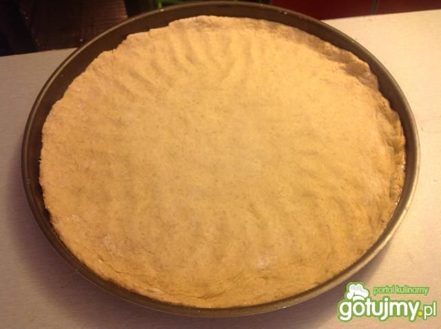 Chrupkie ciasto na pełnoziarnistą pizzę. Chrupkie ciasto na pełnoziarnistą pizzę.