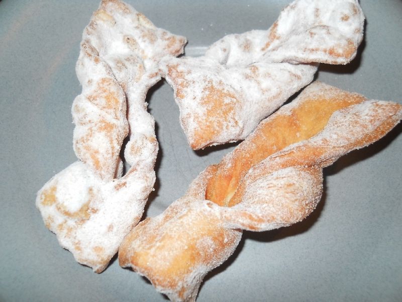 Chruściki z cukrem pudrem Chruściki z cukrem pudrem