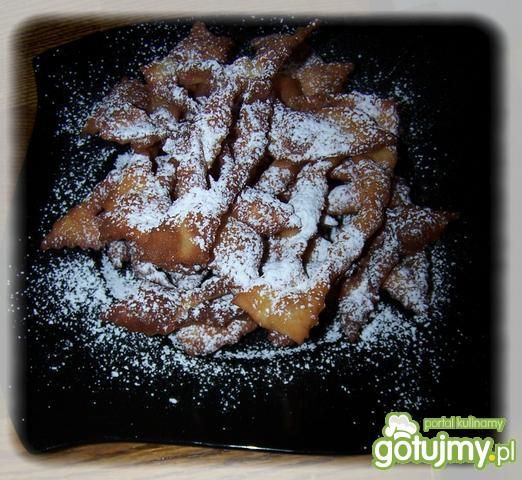 Chrustki czyli faworki śląskie Chrustki czyli faworki śląskie