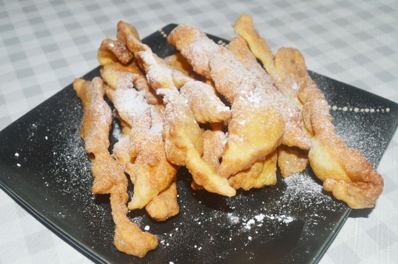 Chrusty ( faworki ) na piwie