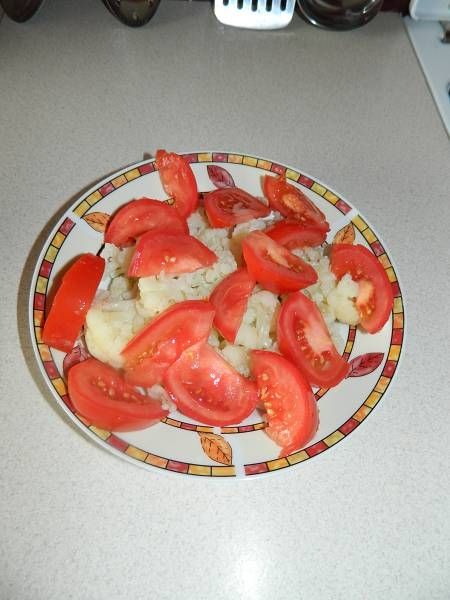 Chrzanowa sałatka z jajek,kalafiora i pomidora  