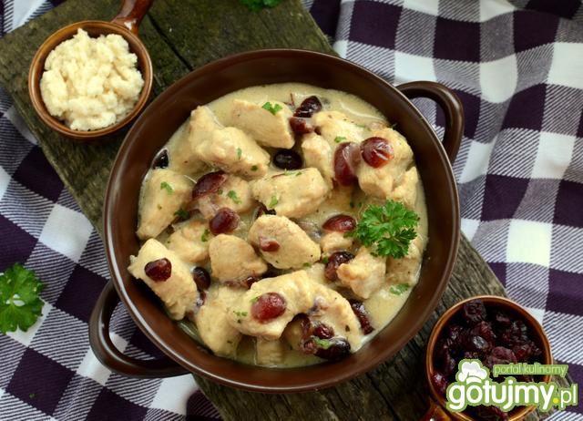 Chrzanowo-żurawinowy gulasz z indyka Chrzanowo-żurawinowy gulasz z indyka