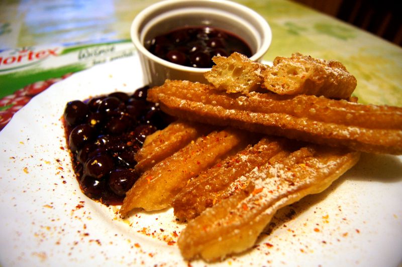 Churros z frużeliną wiśniową na ostro Churros z frużeliną wiśniową na ostro