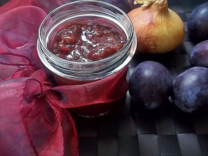 Chutney śliwkowy z karmelizowaną w miodzie cebulą Chutney śliwkowy z karmelizowaną w miodzie cebulą