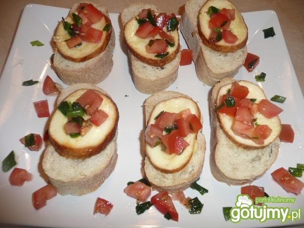 Ciabatta z oscypkiem i pomidorkami Ciabatta z oscypkiem i pomidorkami