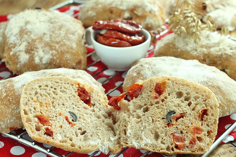 Ciabatta z suszonymi pomidorami Ciabatta z suszonymi pomidorami