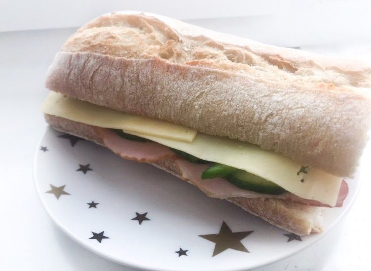 Ciabatta z szynką, serem, ogórkiem i papryką Ciabatta z szynką, serem, ogórkiem i papryką