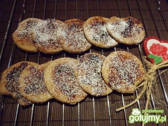 Ciacha spod szklanki konfiturą smarowane