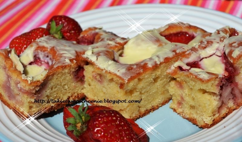 Ciacho maślankowe z truskawkami