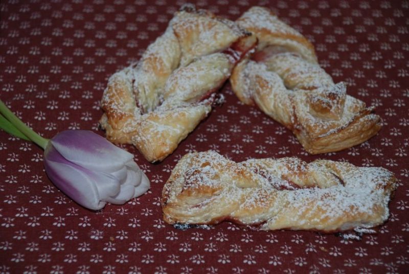 Ciasteczka -faworki z ciasta francuskiego Ciasteczka -faworki z ciasta francuskiego