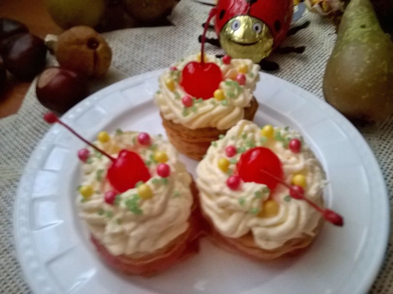 Ciasteczka francuskie przekładane jabłkami z masą