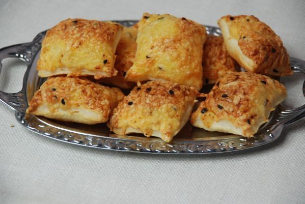 Ciasteczka francuskie z serem, chili i czarnuszką Ciasteczka francuskie z serem, chili i czarnuszką