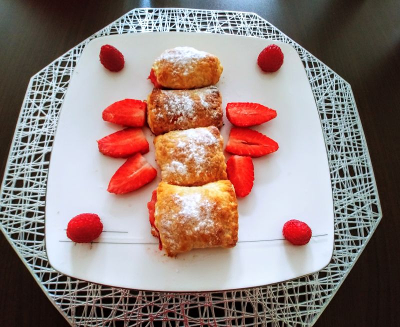 Ciasteczka francuskie z truskawkami i rabarbarem