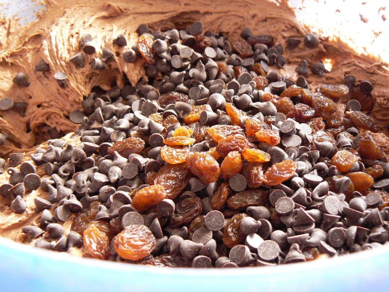 Ciasteczka kakaowe z czekoladą i rodzynkami