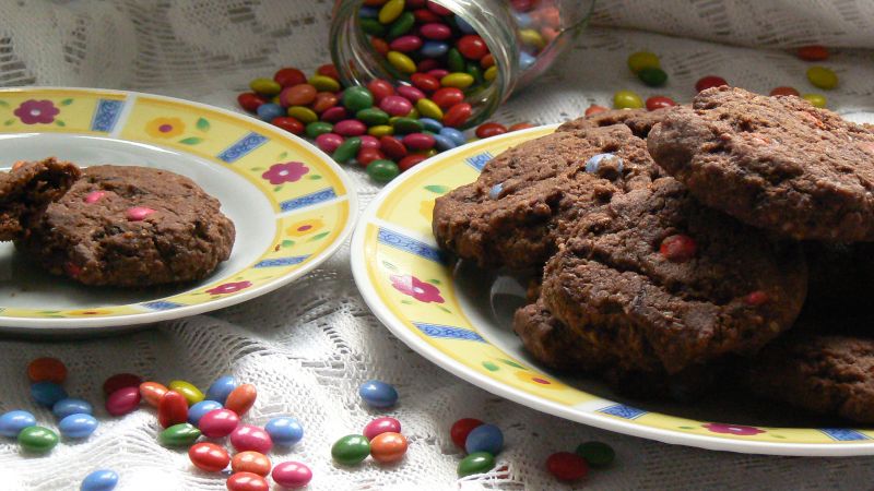 Ciasteczka kakaowe z mini lentilkami Ciasteczka kakaowe z mini lentilkami