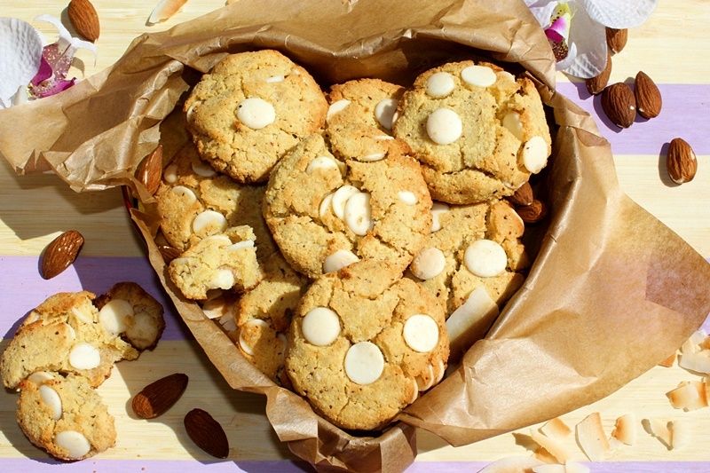 Ciasteczka kokosowo-migdałowe z białą czekoladą