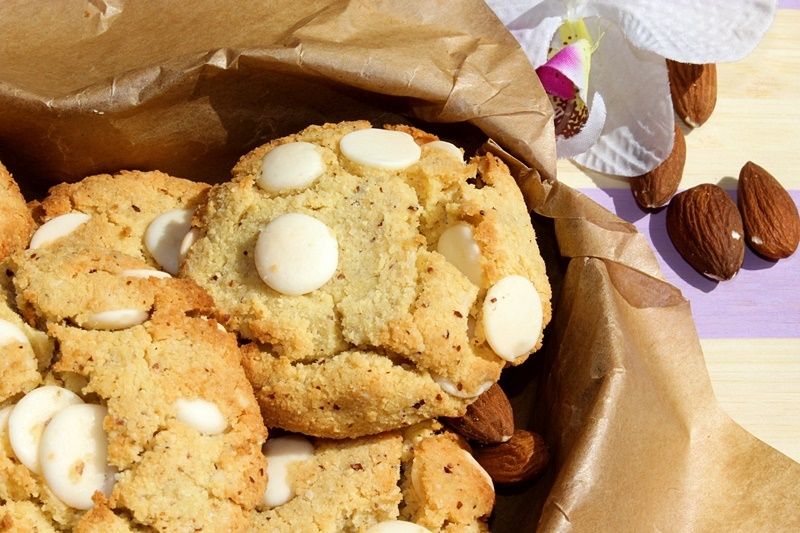 Ciasteczka kokosowo-migdałowe z białą czekoladą