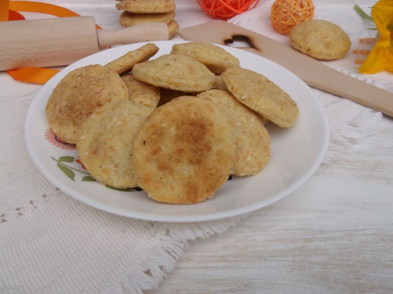 Ciasteczka krakersy z serem żółtym i sezamem