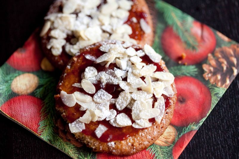 Ciasteczka migdałowe z dżemem malinowym  Ciasteczka migdałowe z dżemem malinowym